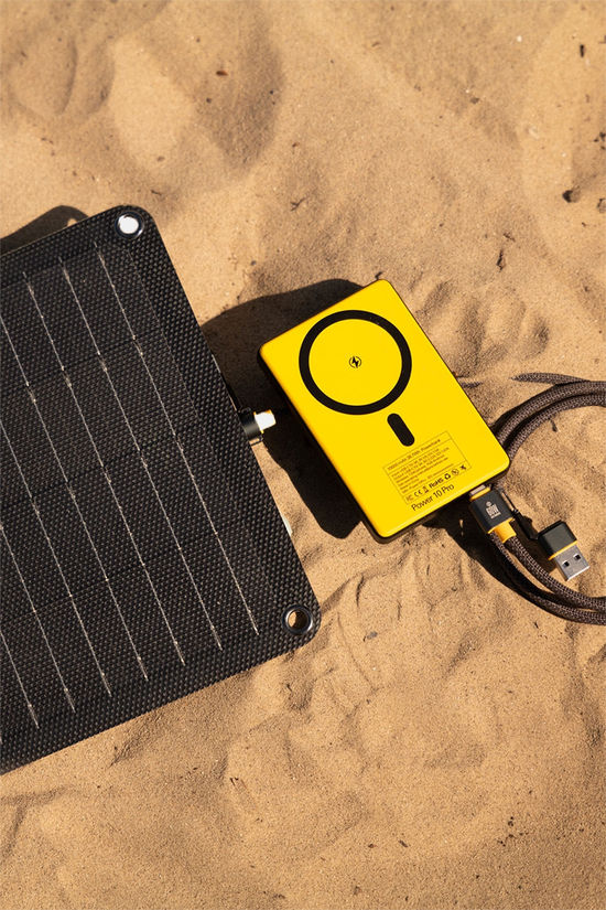 WakaWaka Power Pro Draadloze Powerbank mid yellow/black